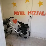 Mezzaluna Otel 3*