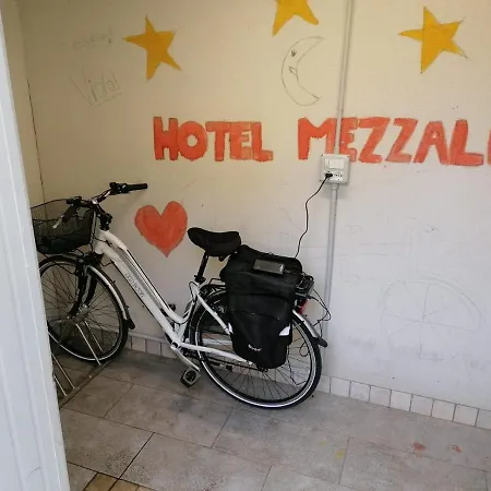 Mezzaluna Hotell 3*