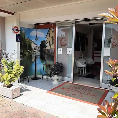 Mezzaluna Hotell