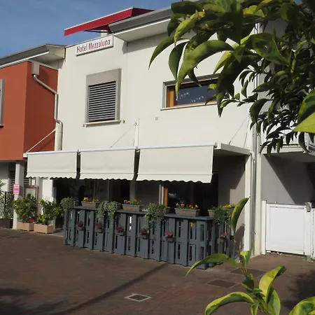 Mezzaluna 3*