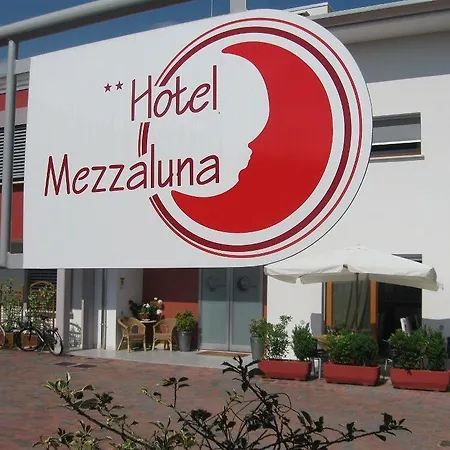 Mezzaluna Hotel 3*