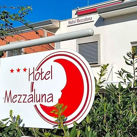 Mezzaluna מלון