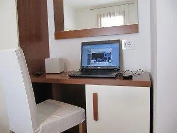 Mezzaluna מלון