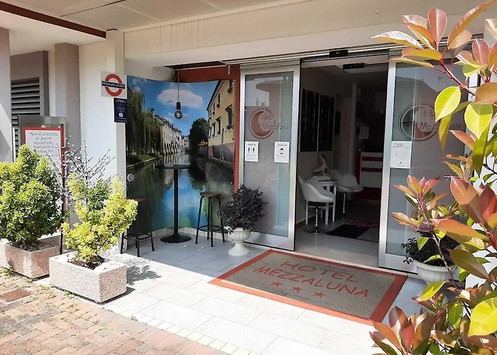 Mezzaluna Hotell